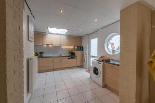 FR567- Charming 4-person holiday home on the water near the beach and boulevard of Makkum - 4