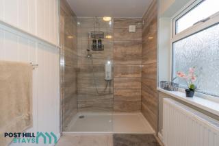 Large 4BR - Ideal Long Stays - Parking - Fast WiFi - 3