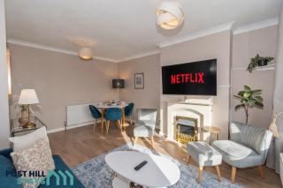 Large 4BR - Ideal Long Stays - Parking - Fast WiFi - 2