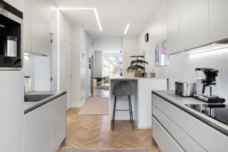 Luxury Designer Gem w Sauna steps to Central Station - 1