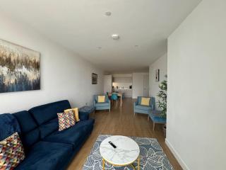 Bracknell RWH Spectacular Two Bedroom Apartment - 4