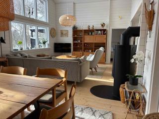 Modern Holiday Home With Hot Tub Near Water - 6