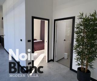 Noir Blanc Modern Villa - 8