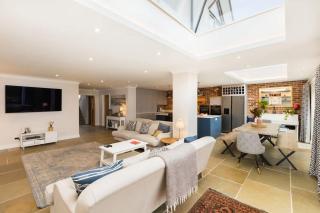 Large & Modern 4 Bed Family Home - 1