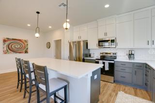 Walk to Restaurants Modern Escape Near Kyle Field - 6