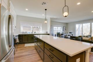 Walk to Restaurants Modern Escape Near Kyle Field - 4