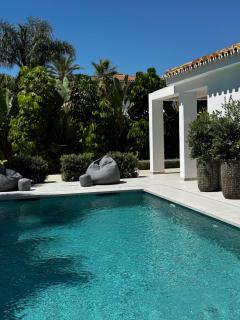 Marbella Bliss - Serenity 4-Bedroom VILLA with Exclisive HEATED Private POOL & Jacuzzi, Tropical Garden, Marbesa - Steps from the Cabopino Beach - 9