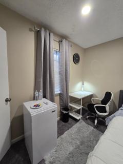 Private Queen Room with Smart TV Guesthouse - 4