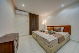 Unique - Spacious 3BR Luxury Flat - 4