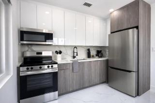 Luxury 1 King BR Retreat near Calle Ocho - 2