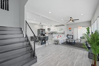 Modern 3 BR Retreat on River With DT Skyline View - 7