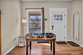 BIG 4BR House 7 Mins to Downtown with Foosball and Games - 2