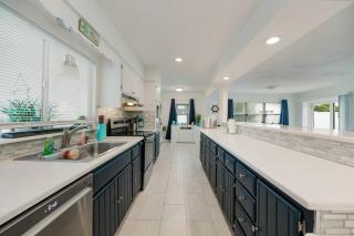 Lux 5 bed-3 bath Canal Front, with Pool in DT Cape - 6