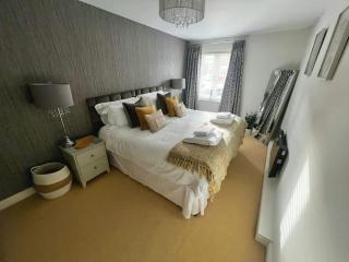 Majestic, modern & spacious harbour-view apartment with parking - Whitby - 3