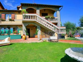 Villa immersa nel verde della Toscana - 2