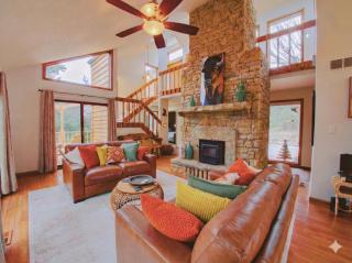 Luxury Wooded Retreat Sunroom Hot Tub Game Room - 9