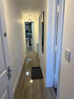 Gatwick 1 Bed Flat With Parking and Garden - 8
