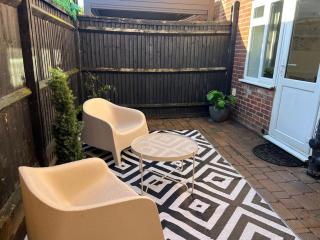 Gatwick 1 Bed Flat With Parking and Garden - 7