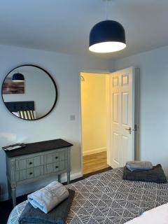 Gatwick 1 Bed Flat With Parking and Garden - 6