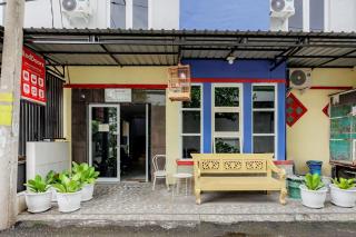 RedDoorz near Jalan Adi Sucipto Solo - 7