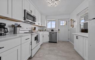 Relaxing Coastal 2BR Near Beach Sleeps 4 - 9