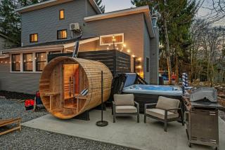 Luxury Pocono Escape ~ Sauna | Hot Tub | Mini Golf - 1