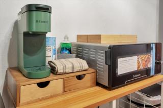 Swann Ave Suite Walk to Bayshore & Hyde Park - 5