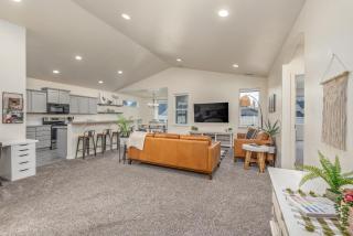 Modern Luxurious 4-bedroom Centrally located home - Nampa - 3