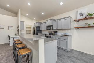 Modern Luxurious 4-bedroom Centrally located home - Nampa - 1