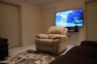 شقة فاخرة بثلاث غرف نوم وصالة أنيقة - 3