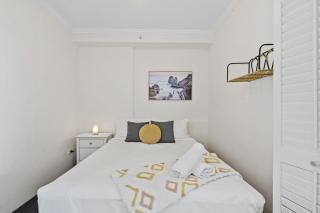 Bright 2 Bed Apartment with Ocean Views - 7