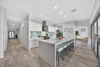 Family Retreat on the canal - Private Jetty - 1