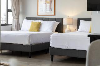 Warm Aloha Vibes, Mountain Views, Short Walk to Beach, and Free Parking - 2