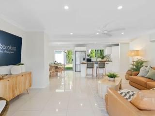 The Chill House - Heated Pool - Entertainment Area - 2