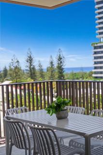 Walk to Beach, Pacific Fair & Dining - 3