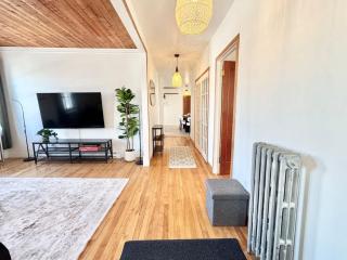 Historic Charm & Modern Comfort Sleeps 8 - 3