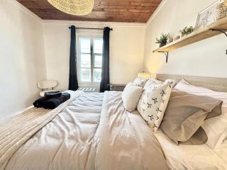 Historic Charm & Modern Comfort Sleeps 8 - 7