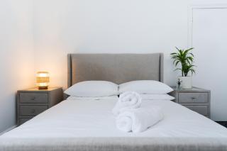 King Size Bed with Wardrobe Sleeps 2 - 5