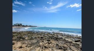 Surf Chalet Luxe Beachside Apartment Alex Headland - 2