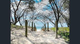 Surf Chalet Luxe Beachside Apartment Alex Headland - 1