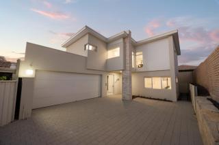 Luxury Coastal Escape-Ocean Views Walk to Beach - 9