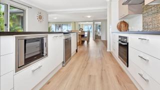 ChrisTony 5 Bdrm Waterfrnt Cottage - 2
