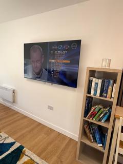 Modern East London Apartment with Private Studio & Guest Rooms-Near Bow, Victoria Park - 2