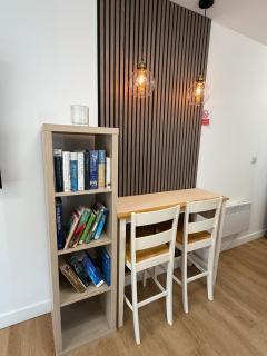 Modern East London Apartment with Private Studio & Guest Rooms-Near Bow, Victoria Park - 3