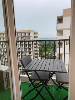 Studio with Balcony and Pool View in the Heart of Lapu-Lapu, Cebu - 3