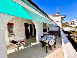 quadrilo FABIOLA CON TERRAZZO, ARIA CONDIZIONATA E VICINO AL MARE - 0