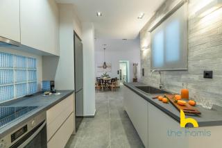 Spacious Family APT W Sunny Balcony & Whirlpool! - 7