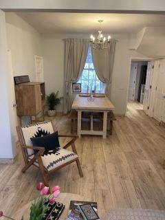 Tower Place Cottage Within the City walls -permit parking available - 8