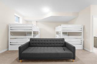 Entire Home Get Away 65 TV with 9Bed - 3