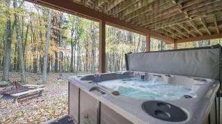 Woodland Oasis by AvantStay Hot Tub Firepit Walk to Lake - Lake Harmony - 8